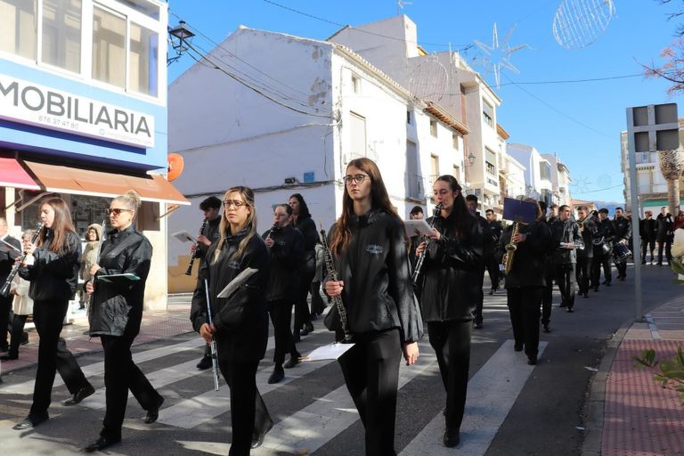 Agrupacion Musical amigos de la música de Mancha Real con su patrona